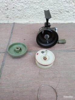 MOULINET COLLECTOR TRES RARE . LUXOR RELAX CAPOTE EN PARFAIT ETAT DE FONCTIONNEMENT . -Pêche des carnassiers Magasin 00004 MOULINET COLLECTOR TRES RARE . LUXOR RELAX CAPOTE EN PARFAIT ETAT DE FONCTIONNEMENT